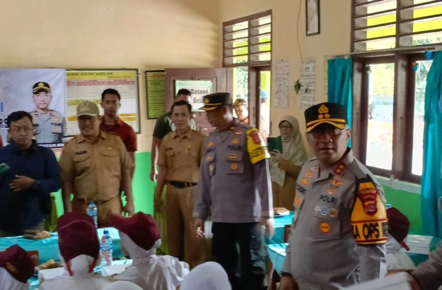 Gandeng Wartawan, Kapolres Serang bagikan Ratusan Makan…