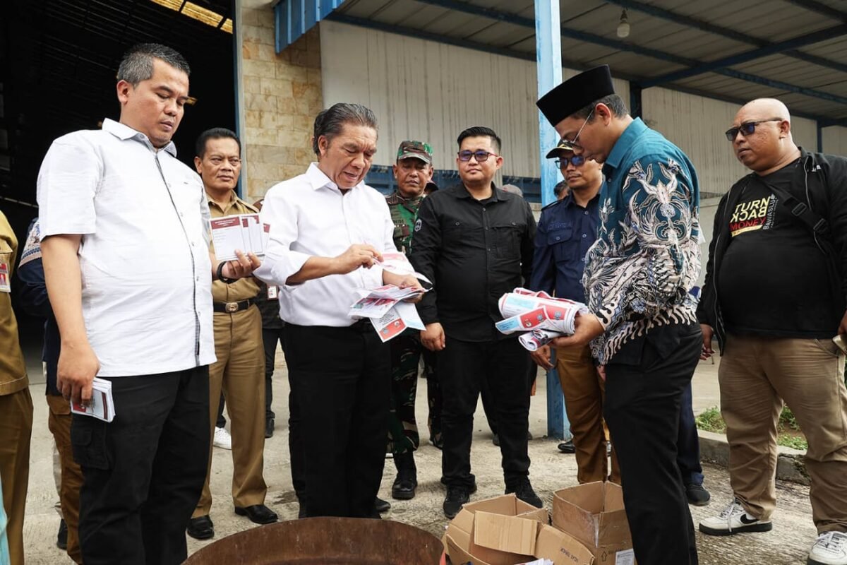 Pj Gubernur Banten Al Muktabar Lakukan Pemusnahan…
