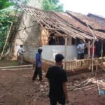 Rumah Hampir Roboh Sarmunah, di…