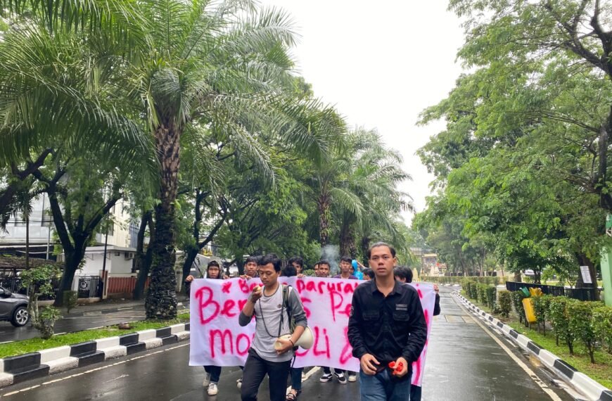 Keluarga Mahasiswa Demokrasi Gelar Aksi Tuntut Transparansi…