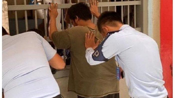 razia-di-lapas-cilegon-selasa-01-08 (1)