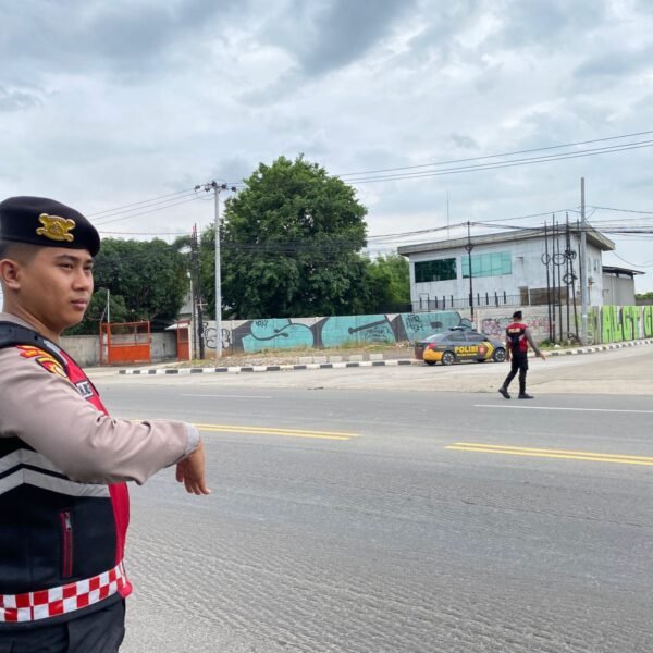 Antisipasi Kemacetan, Personil Samapta Bantu Gatur di…