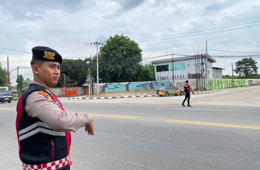 Antisipasi Kemacetan, Personil Samapta Bantu Gatur di…