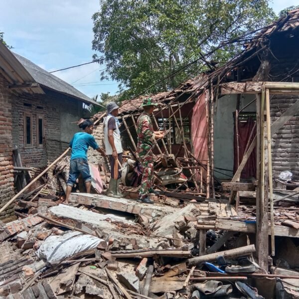 Anggota Babinsa Bersama Warga Evakuasi Rumah Roboh
