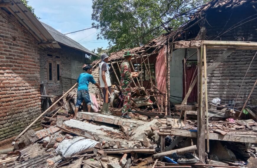Anggota Babinsa Bersama Warga Evakuasi Rumah Roboh