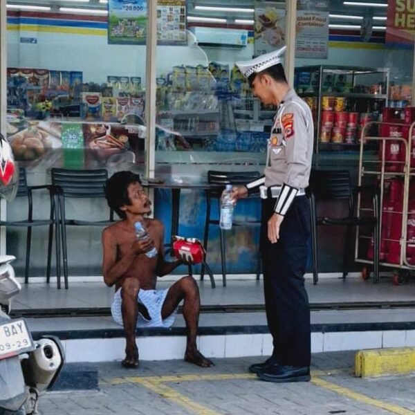 Aksi Peduli Anggota Polantas Bantu Belikan Pakaian…