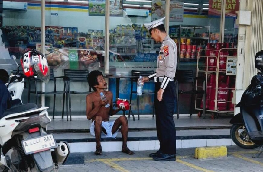 Aksi Peduli Anggota Polantas Bantu Belikan Pakaian&hellip;