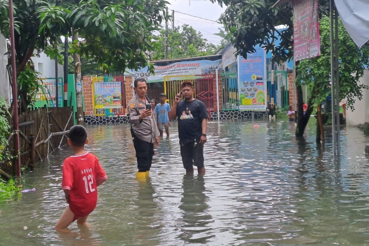 Gerakan Cepat Anggota Kepolisian Pantau Situasi Banjir&hellip;