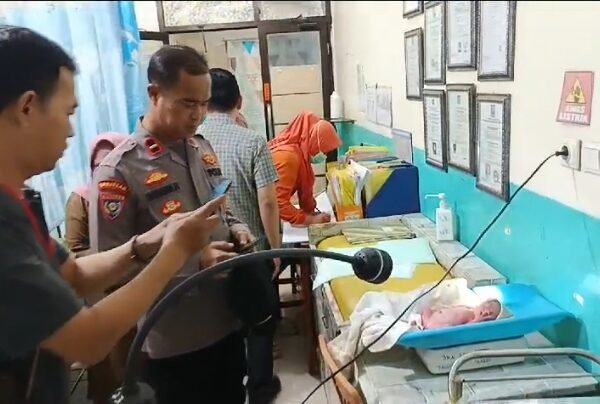 Bayi Dalam Kardus Ditemukan Depan Ruko, Warga&hellip;