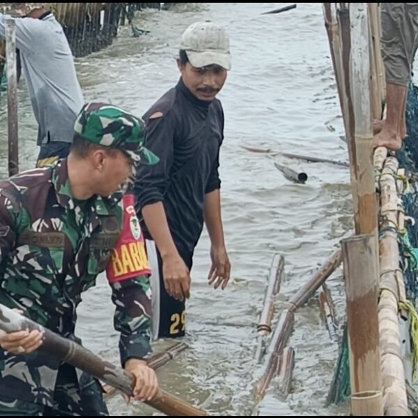 Masyarakat di Bantu TNI Bersihkan Pagar Bambu&hellip;
