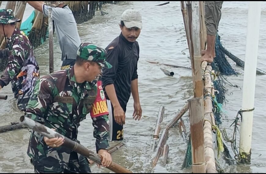 Masyarakat di Bantu TNI Bersihkan Pagar Bambu…