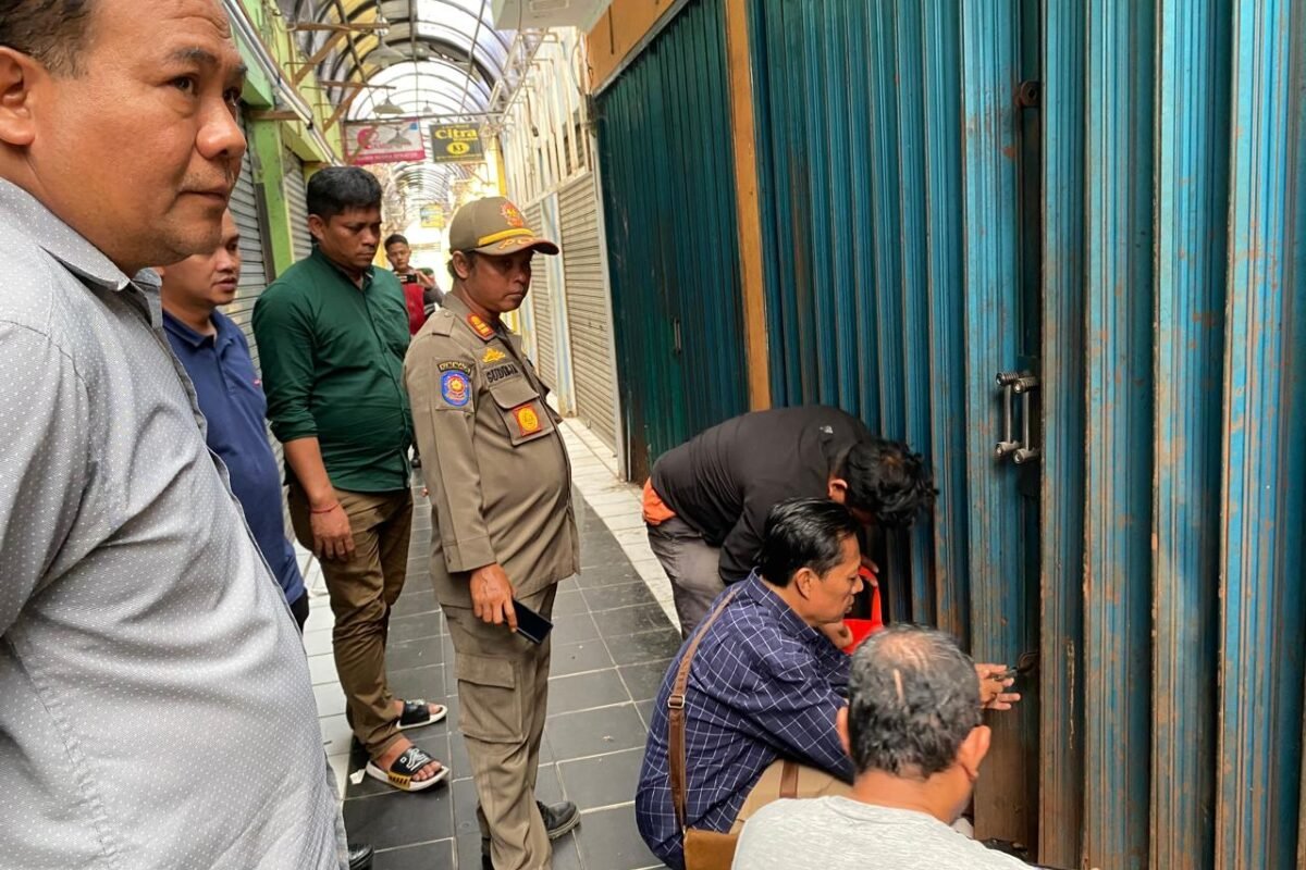 Gembok Dibuka, Pedagang Pasar Tambak Kembali Beraktivitas