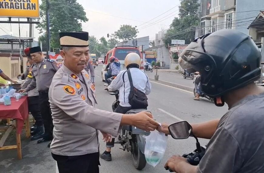Meriahkan Bulan Ramadhan, Polsek Kragilan Bagi-bagi Takjil