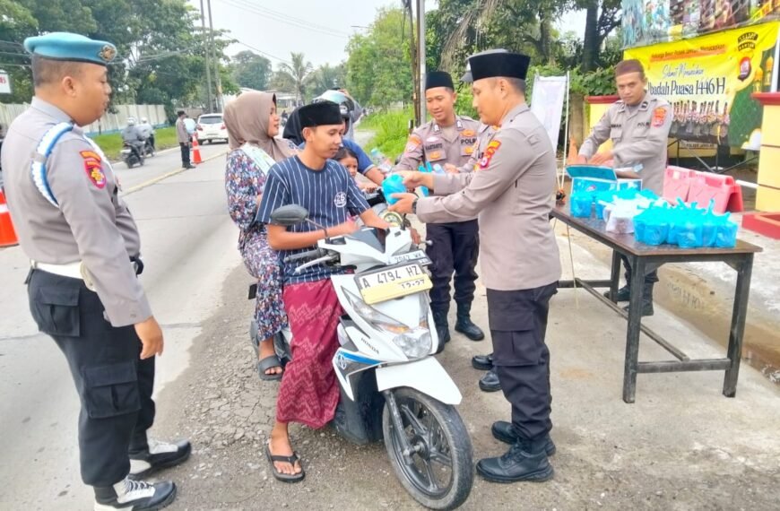 Ramadhan Berbagi, Polsek Jawilan Bagikan Takjil Pada&hellip;