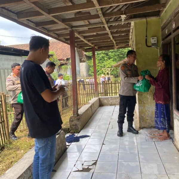 Polsek Cikande Salurkan Bantuan Sosial Korban Banjir&hellip;