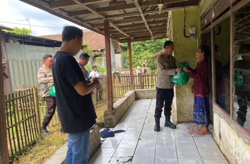 Polsek Cikande Salurkan Bantuan Sosial Korban Banjir&hellip;