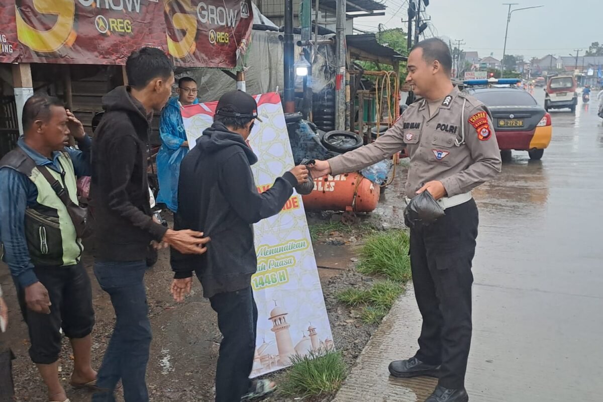 Meski Diguyur Hujan, Personil Polsek Cikande Tetap&hellip;