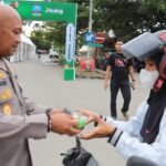 Sambil Bagikan Takjil, Kapolres Serang&hellip;