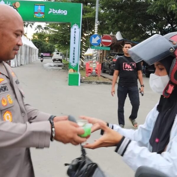 Sambil Bagikan Takjil, Kapolres Serang Imbau Masyarakat&hellip;