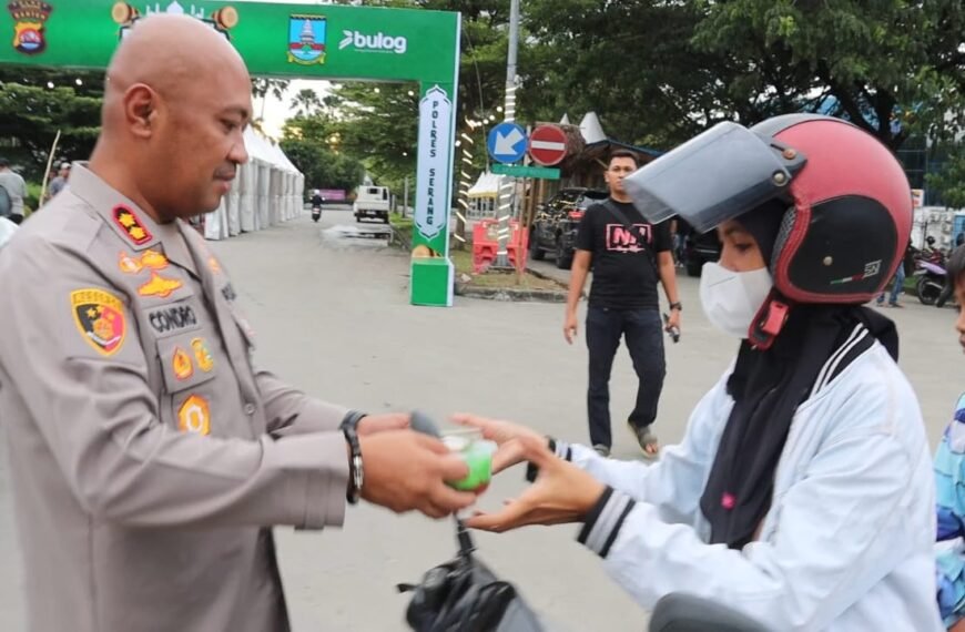 Sambil Bagikan Takjil, Kapolres Serang Imbau Masyarakat&hellip;