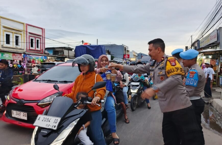 Kapolres dan Wakapolres Serang Bagikan Takjil Pada…