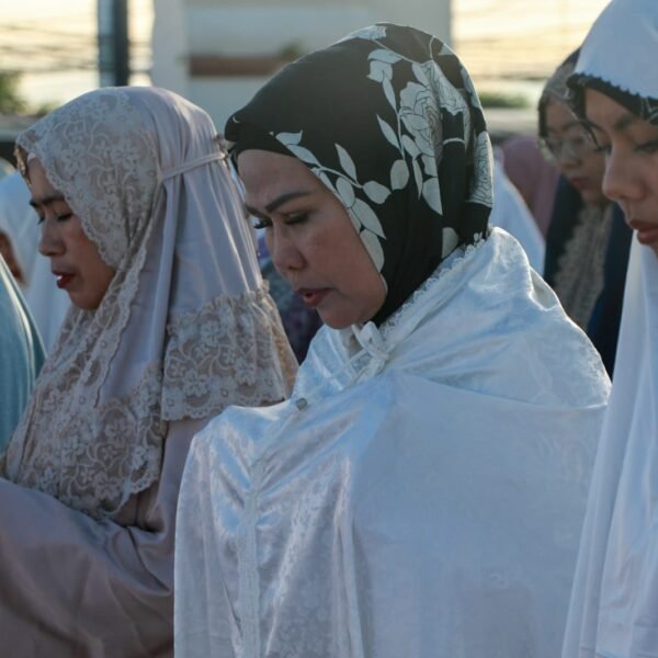 Didampingi Suami dan Anak, Bupati Serang Shalat…