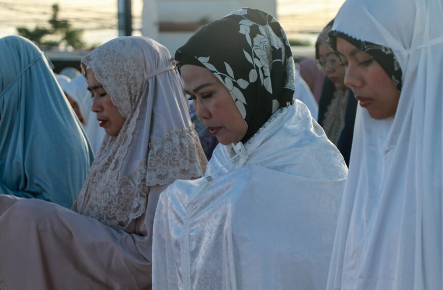 Didampingi Suami dan Anak, Bupati Serang Shalat&hellip;