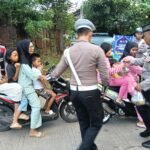Bagikan Takjil di Cikeusal, Kapolres&hellip;