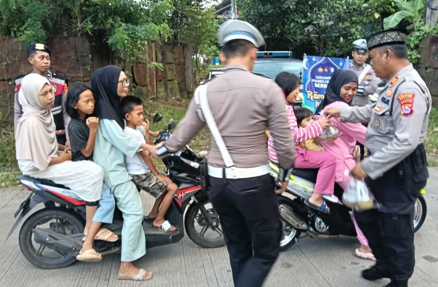 Bagikan Takjil di Cikeusal, Kapolres Serang Imbau&hellip;