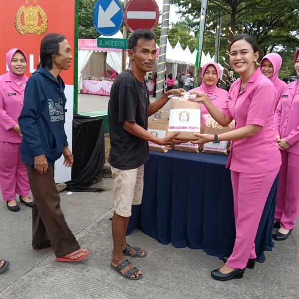 Bhayangkari Cabang Serang Bagikan Takjil Pada Pengojek…