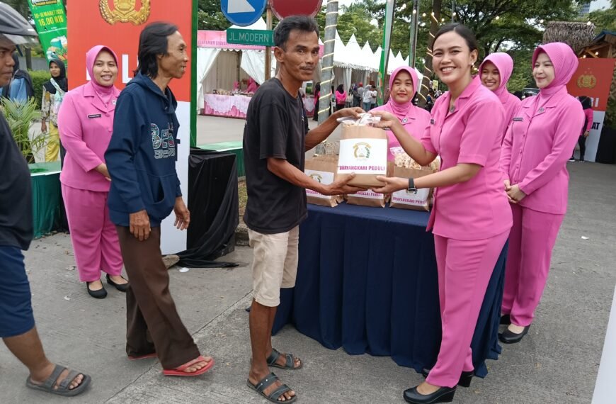 Bhayangkari Cabang Serang Bagikan Takjil Pada Pengojek&hellip;
