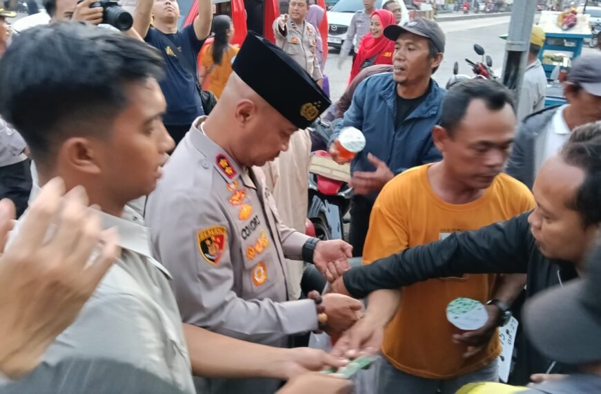 Safari Ramadhan, Kapolres Serang Bagikan Takjil Pada&hellip;