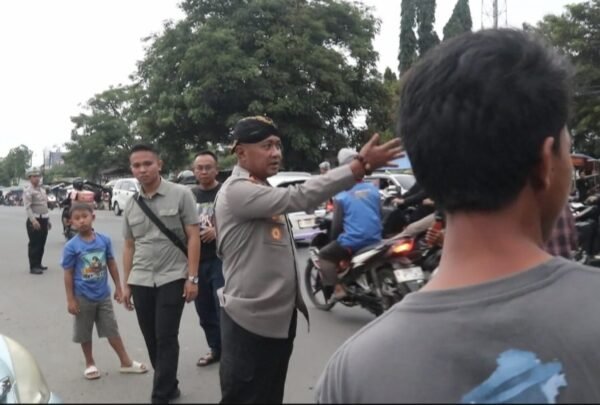 Berkah Bulan Ramadhan, Kapolres Serang Bagikan Minuman…