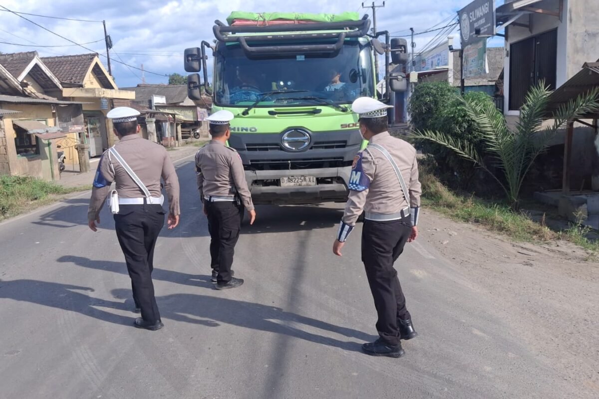Satlantas Polres Serang Sekat Truk Angkutan Pasir&hellip;