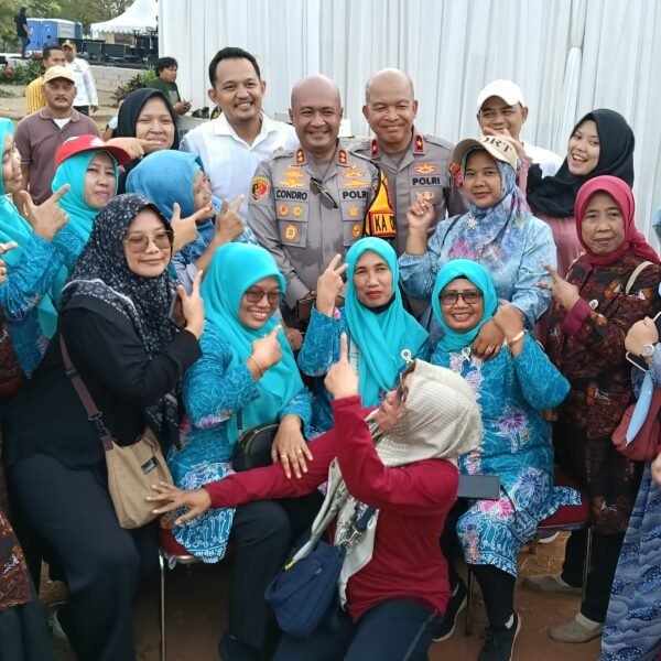 Kapolres Serang Diserbu Warga Foto Bersama di&hellip;