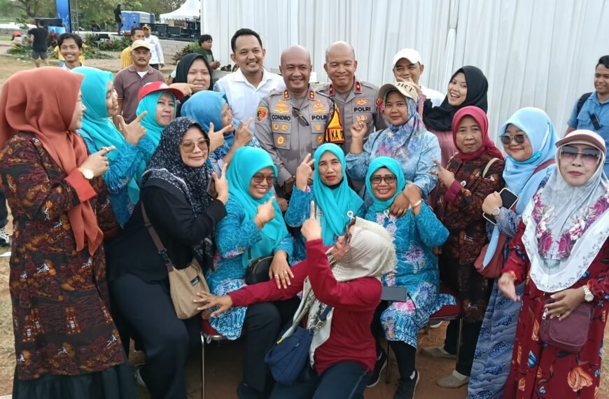 Kapolres Serang Diserbu Warga Foto Bersama di&hellip;