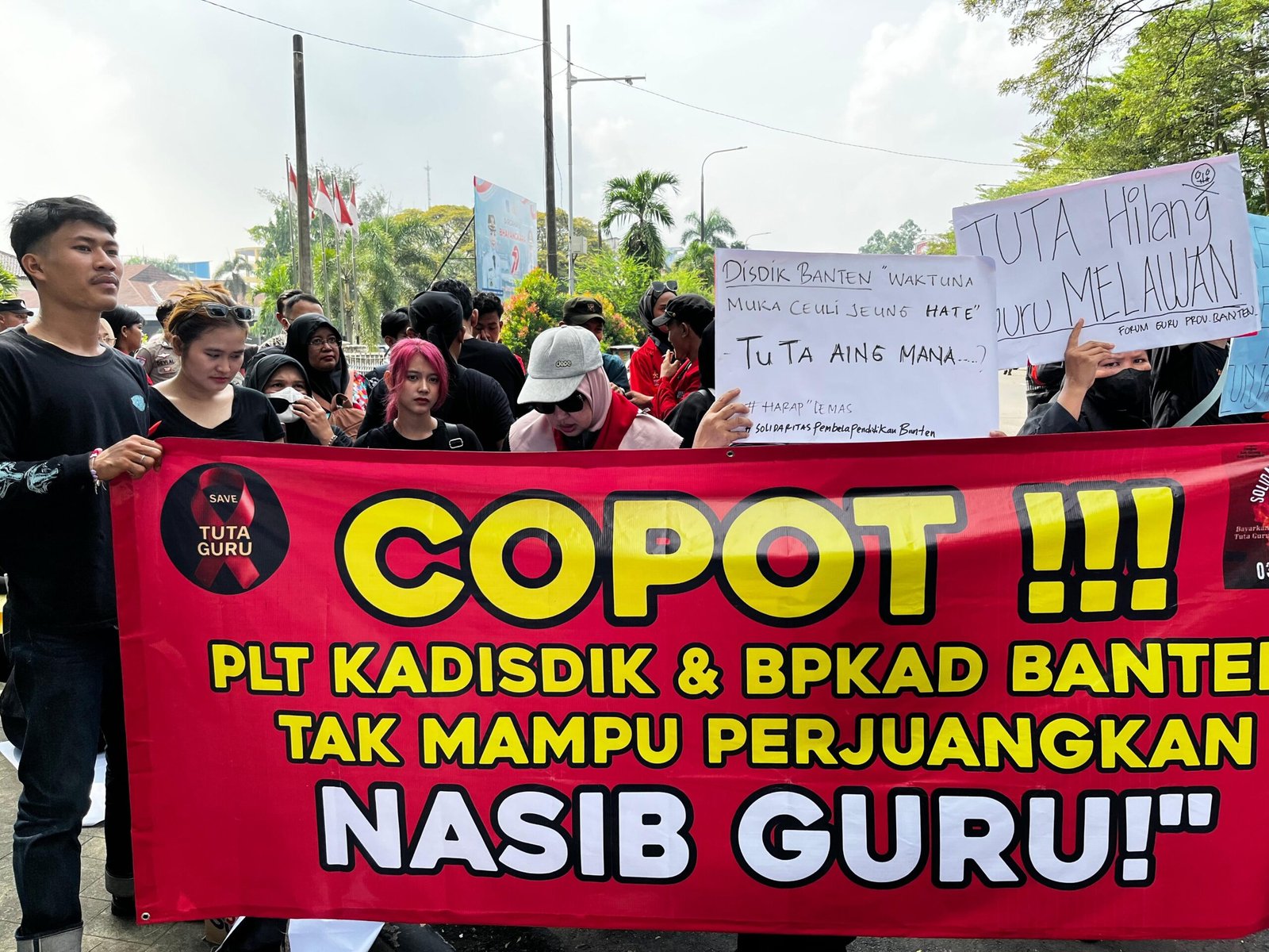 6 Bulan Tuta Belum Dibayar, Ratusan Guru Demo&hellip;