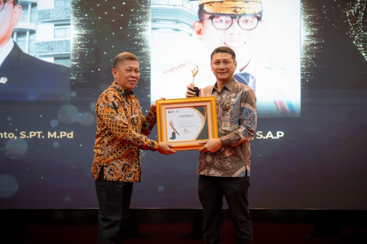 Gubernur Banten Menerima Pena Emas 2025 Forum&hellip;