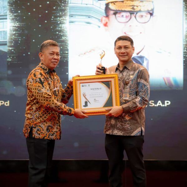 Gubernur Banten Menerima Pena Emas 2025 Forum Pimred&hellip;