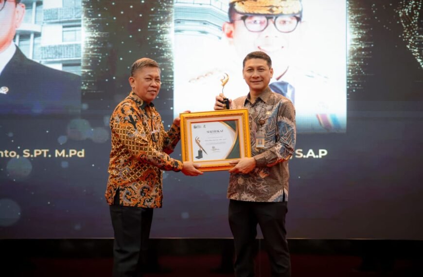 Gubernur Banten Menerima Pena Emas&hellip;