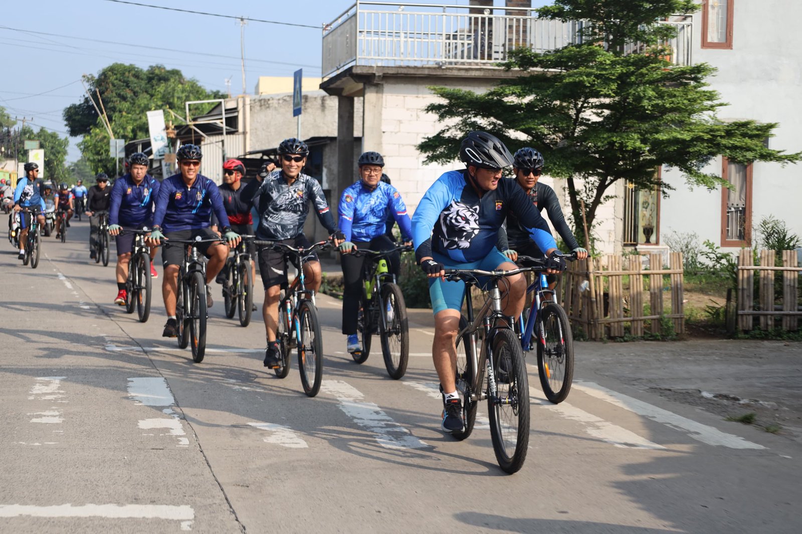 Sambil Fun Bike, Kapolda Banten Gelar Bakti Sosial