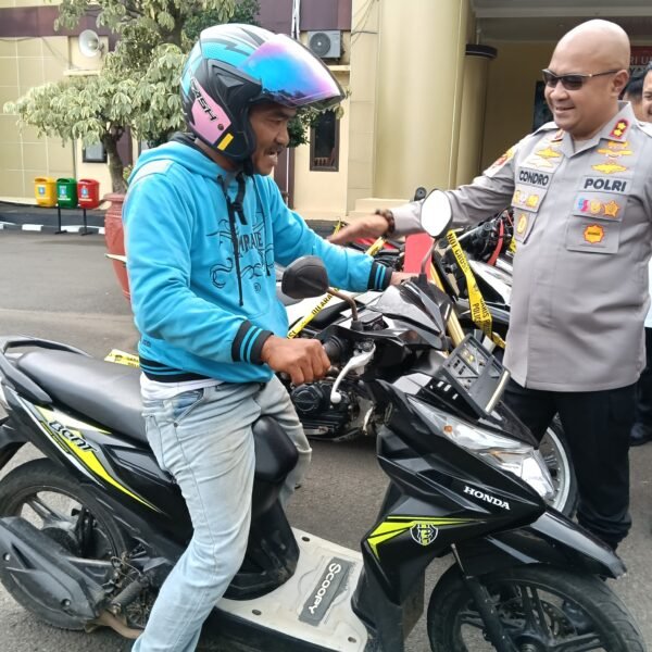 Usai Ditemukan, Kapolres Serang Kembalikan Motor Kepada Pemilik