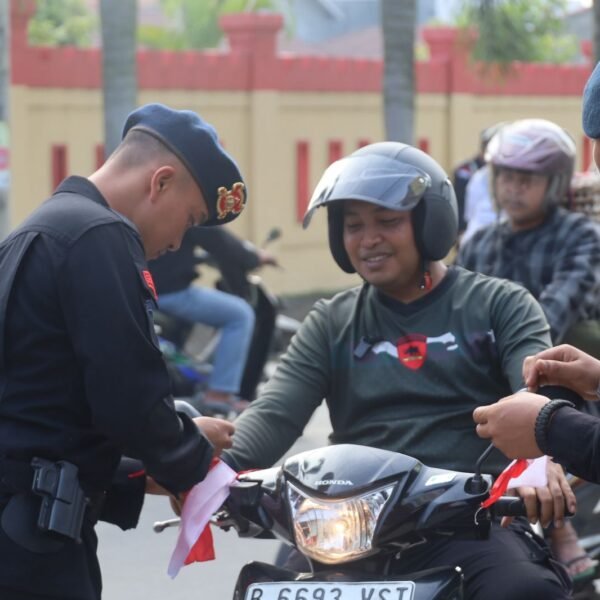 Semangat Kemerdekaan, Brimob Banten Bagikan Bendera Merah&hellip;