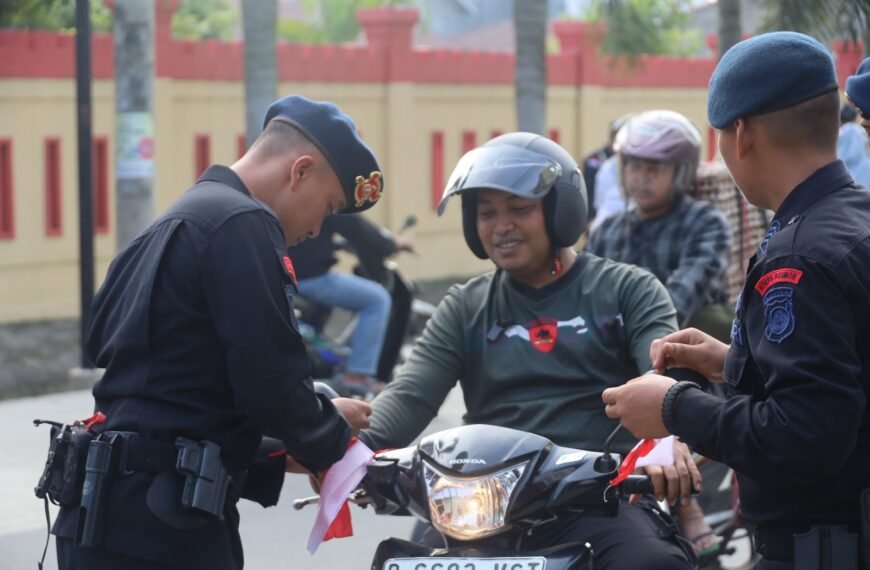 Semangat Kemerdekaan, Brimob Banten Bagikan Bendera Merah&hellip;