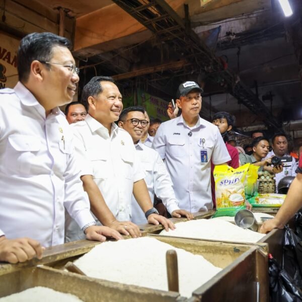 Cek Harga Komoditas, Mendagri Kunjungi Pasar Induk&hellip;
