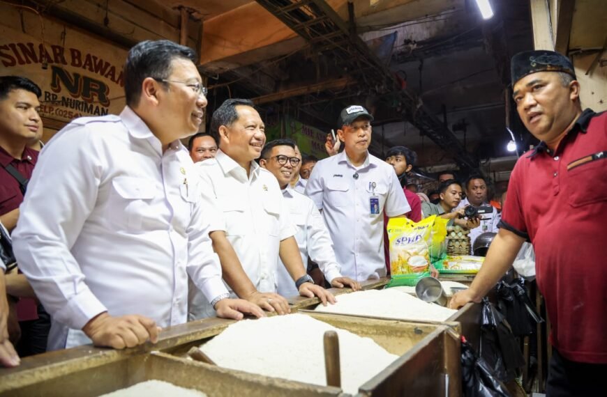 Cek Harga Komoditas, Mendagri Kunjungi Pasar Induk&hellip;