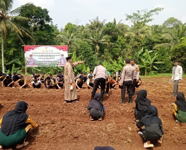 Polsek Petir Beri Bantuan Bibit Jagung dan Pupuk&hellip;