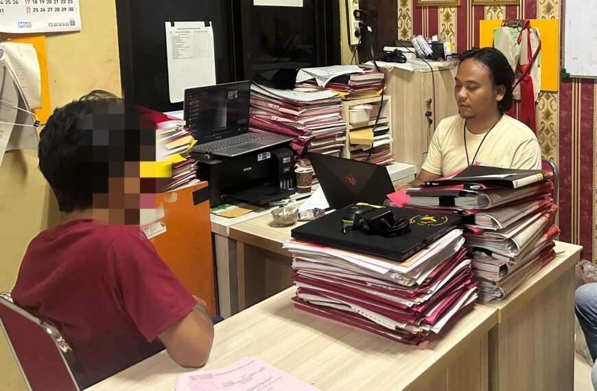 Remaja Digelandang ke Polsek, Usai Terpergok Masuk&hellip;