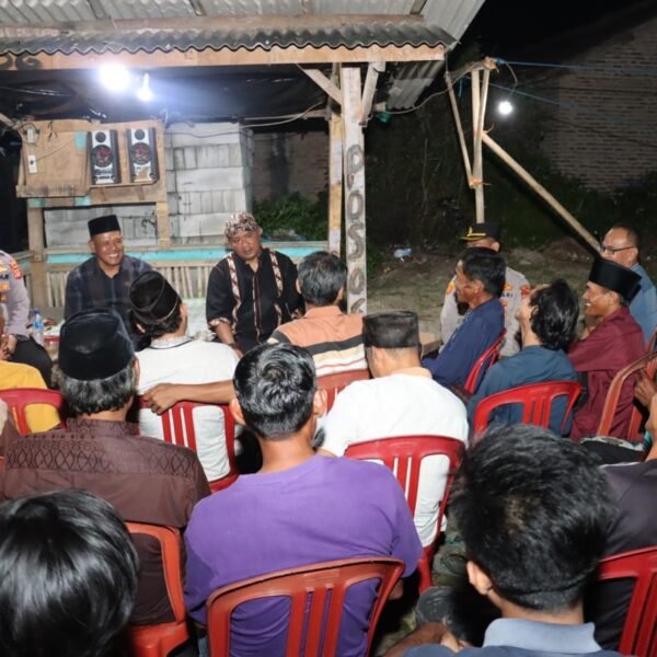 Kapolres Serang “Dikeroyok” Warga di Pos Kamling