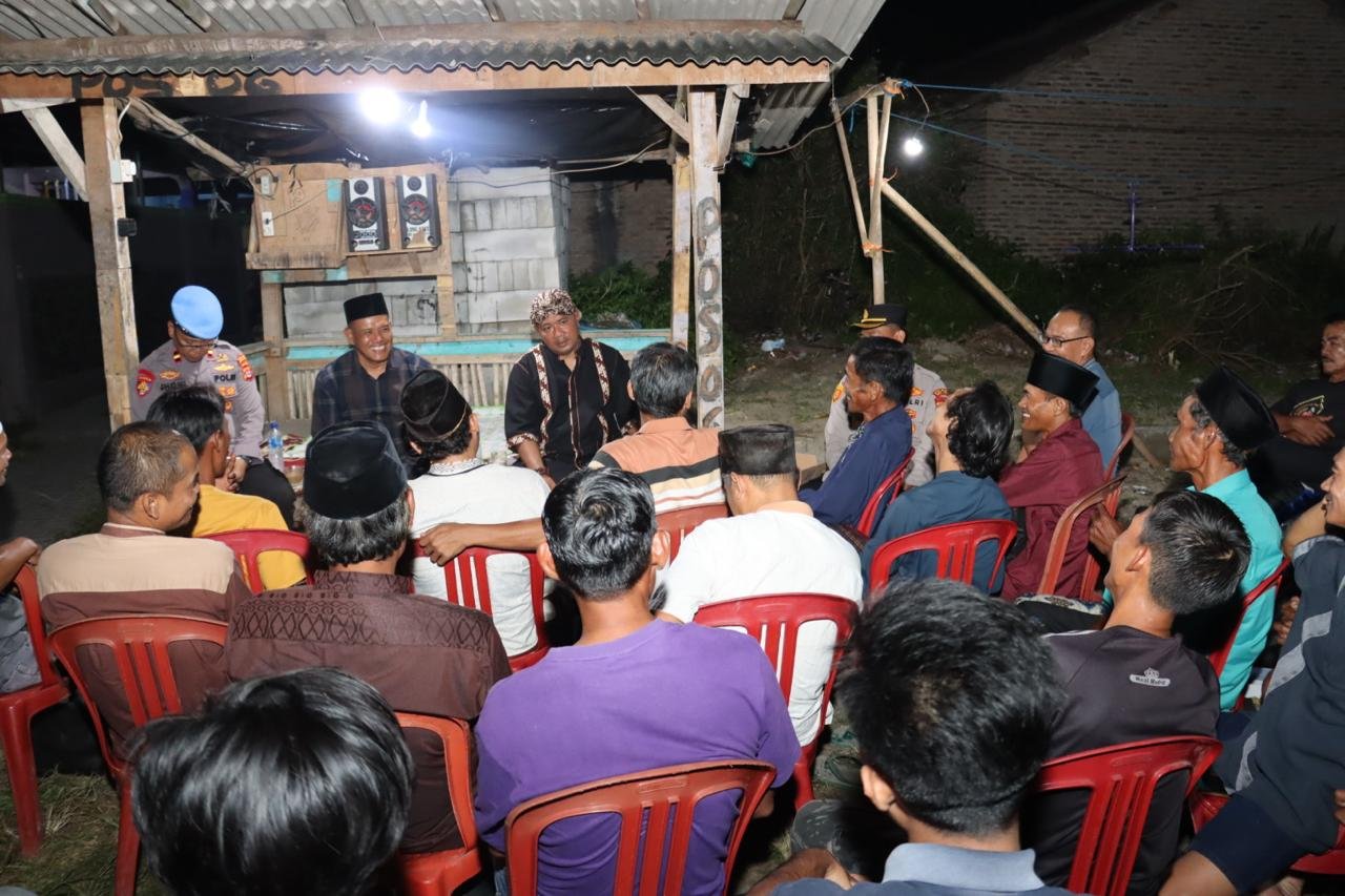 Kapolres Serang “Dikeroyok” Warga di Pos Kamling